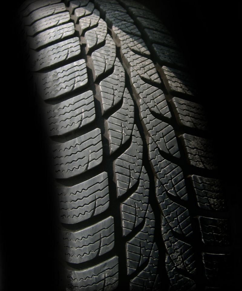 Gros plan sur un pneu illustrant la protection Hazard de route offerte par Garage André Plante & Fils.